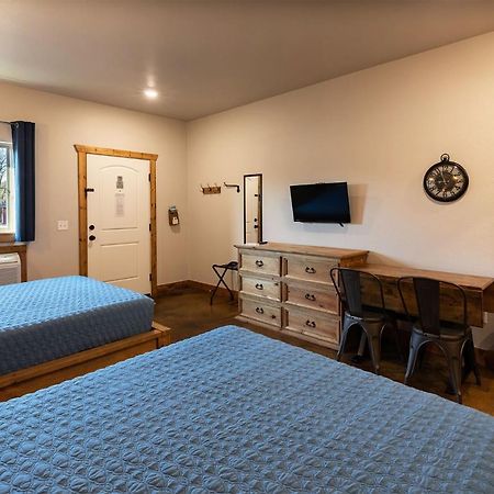 The Woods Lodging Kingston Екстериор снимка