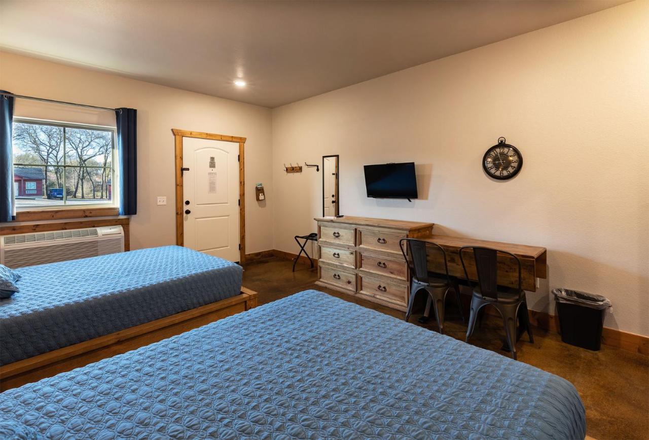 The Woods Lodging Kingston Екстериор снимка