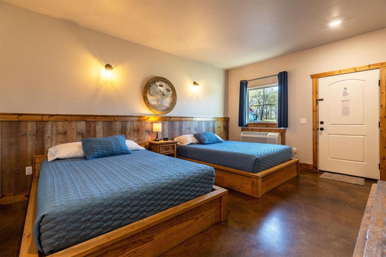 The Woods Lodging Kingston Екстериор снимка