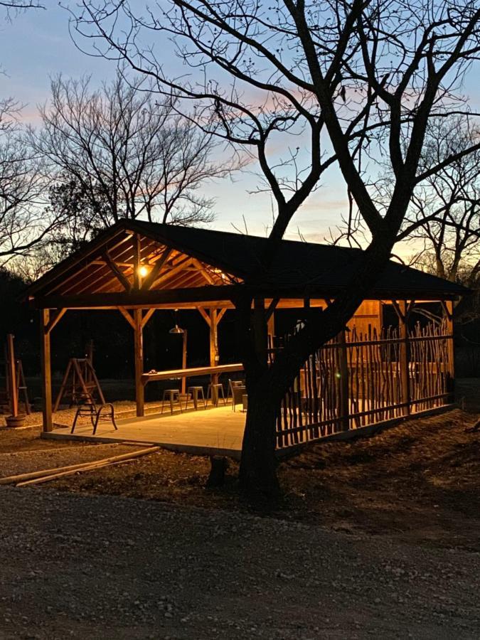 The Woods Lodging Kingston Екстериор снимка